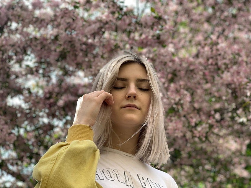 Eva Elfie Alone